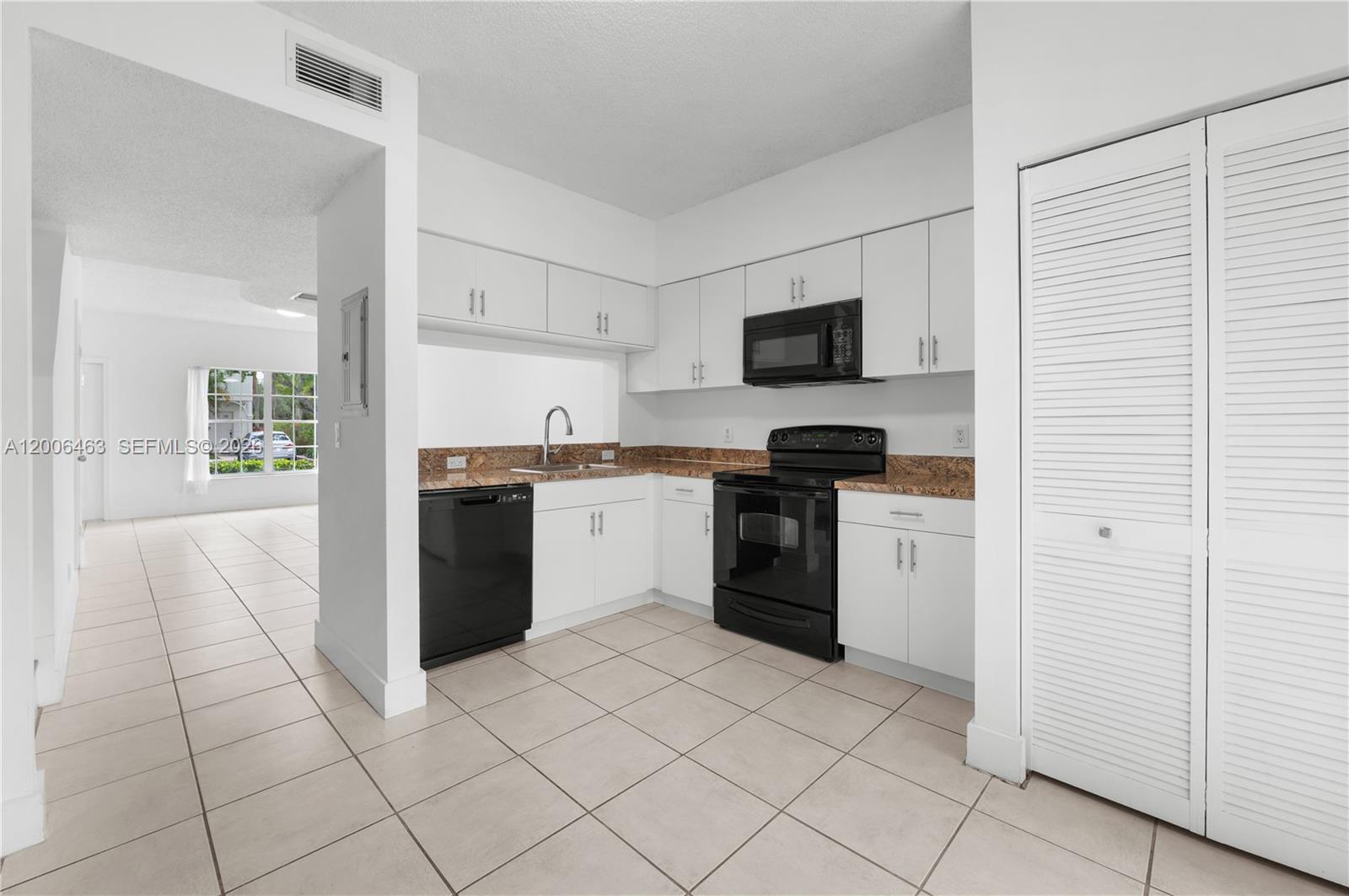 40 Simonton Cir #40, Weston FL 33326