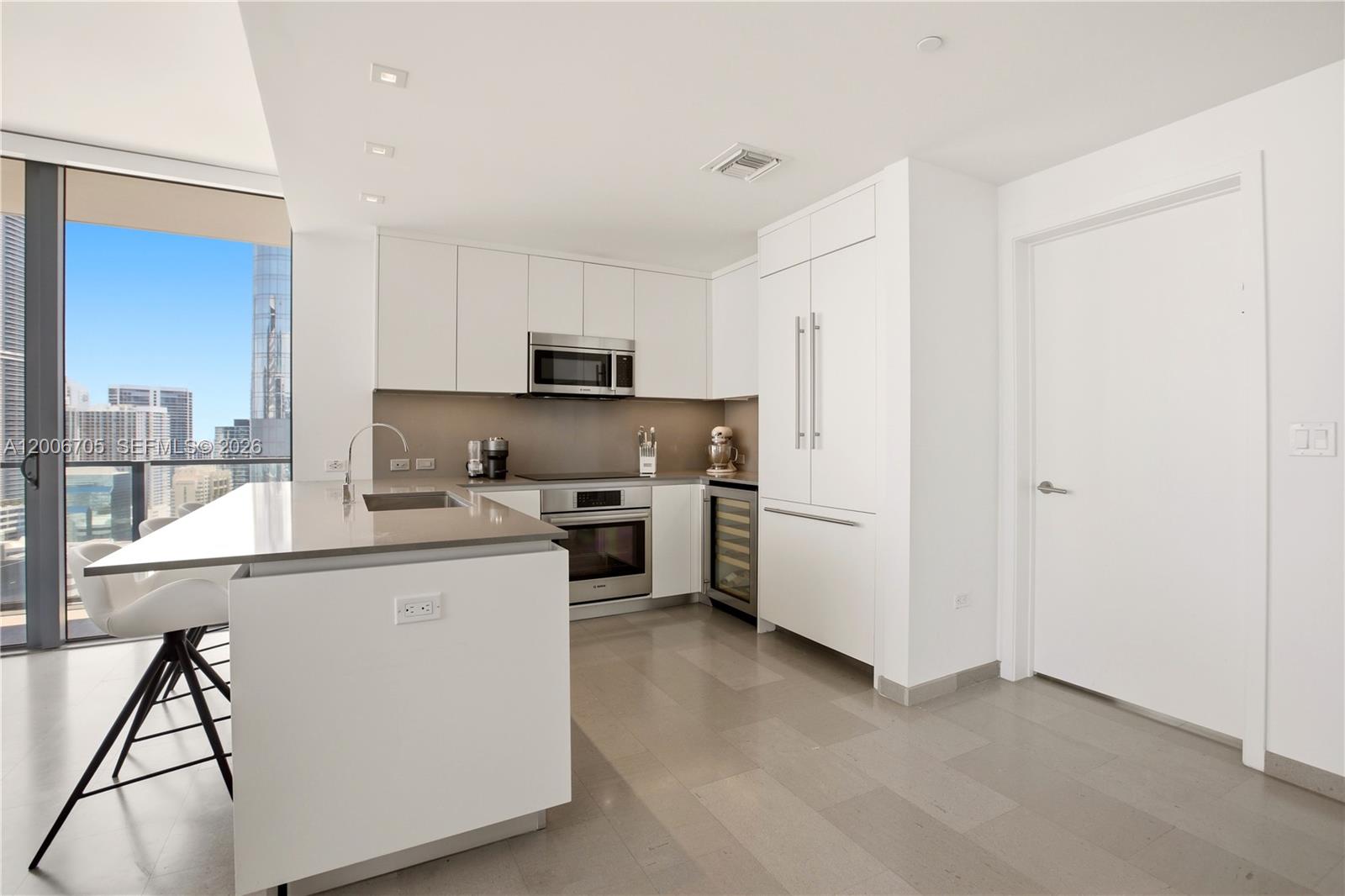 68 SE 6th St #2701, Miami FL 33131