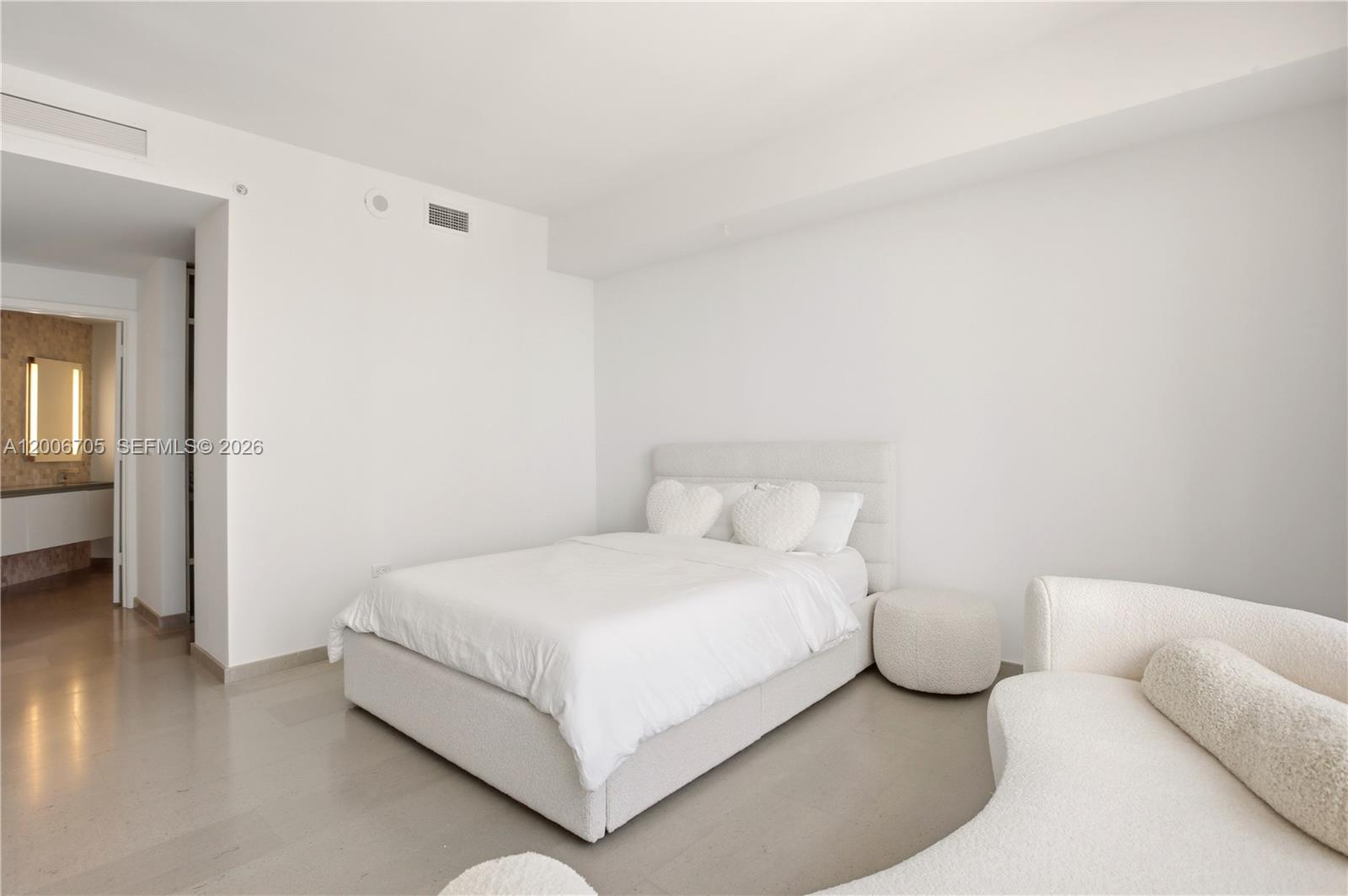 68 SE 6th St #2701, Miami FL 33131