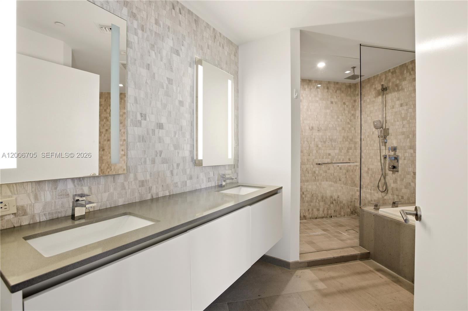 68 SE 6th St #2701, Miami FL 33131