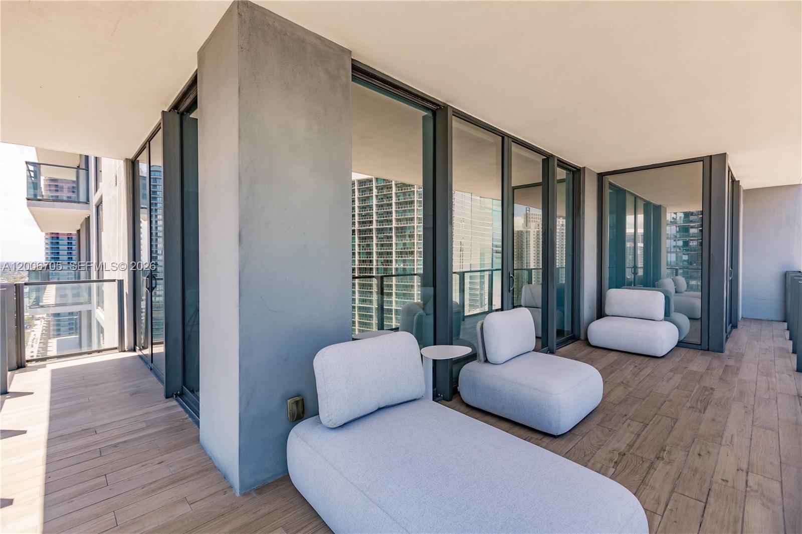 68 SE 6th St #2701, Miami FL 33131