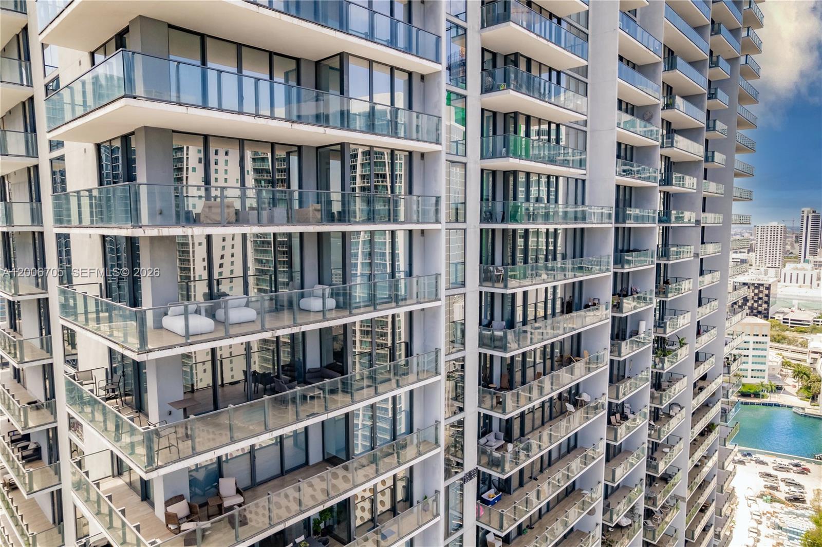 68 SE 6th St #2701, Miami FL 33131