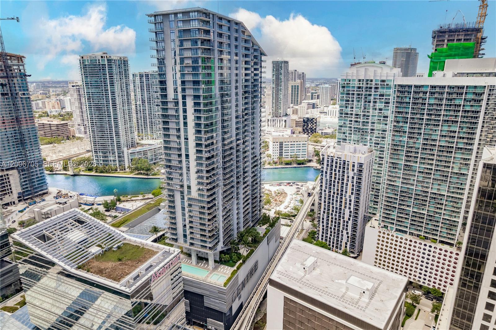 68 SE 6th St #2701, Miami FL 33131
