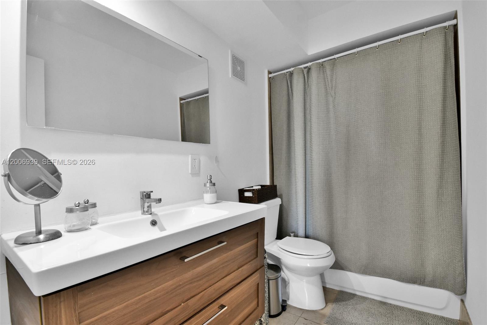 2000 NE 135th St #411, North Miami FL 33181