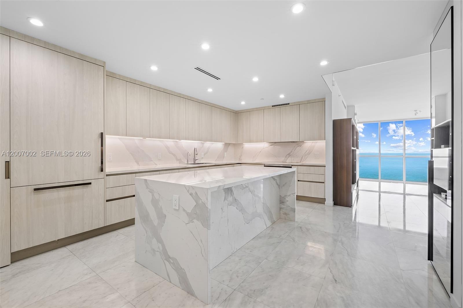 100 S Pointe Dr #2107, Miami Beach FL 33139