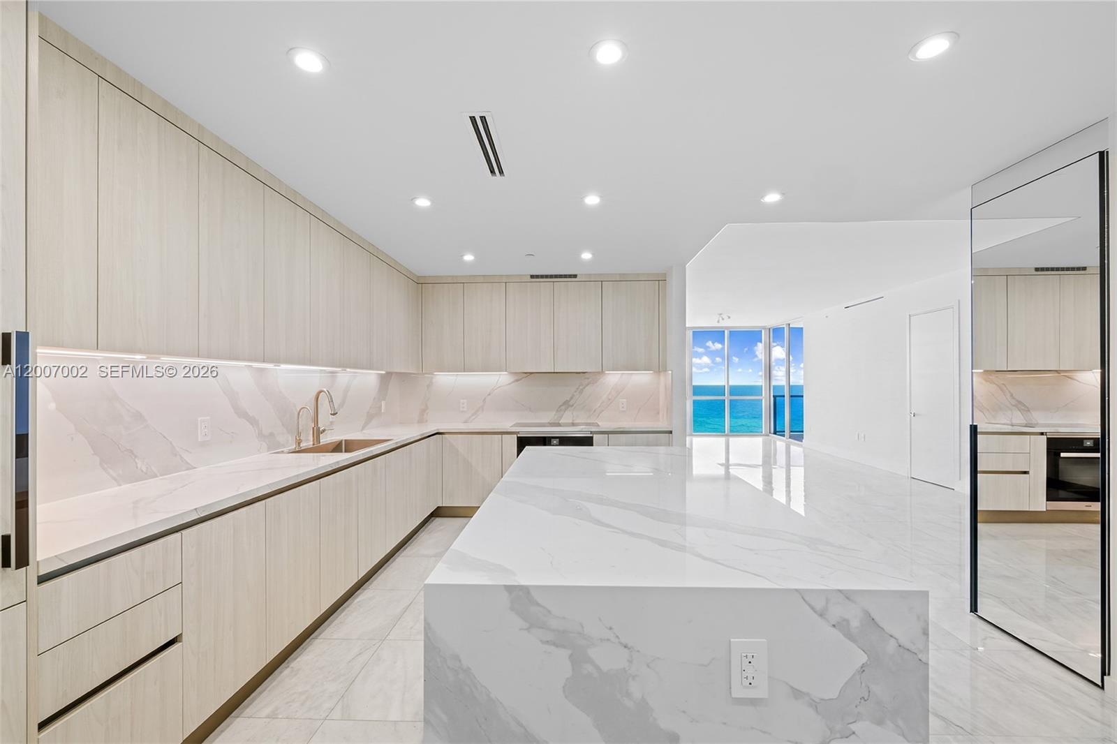 100 S Pointe Dr #2107, Miami Beach FL 33139