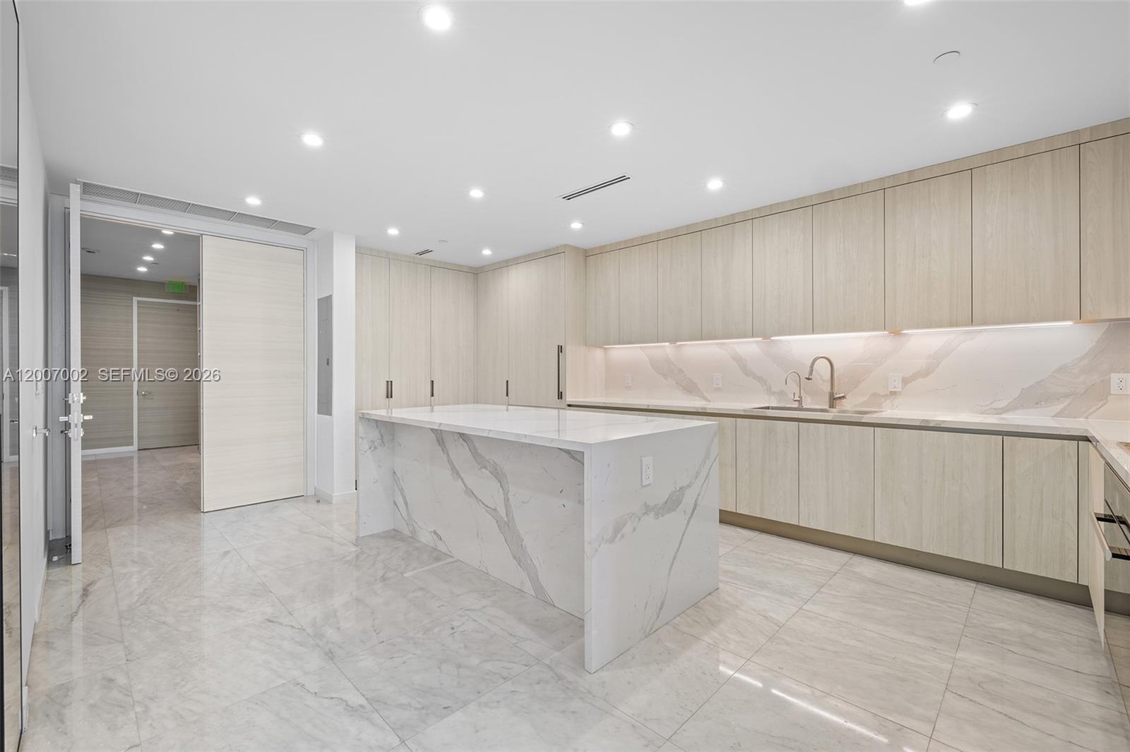 100 S Pointe Dr #2107, Miami Beach FL 33139