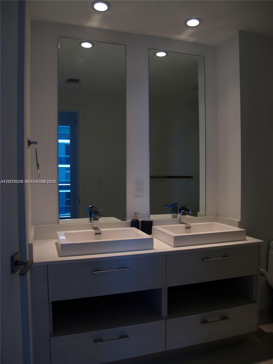 55 SW 9th St #2502, Miami FL 33130