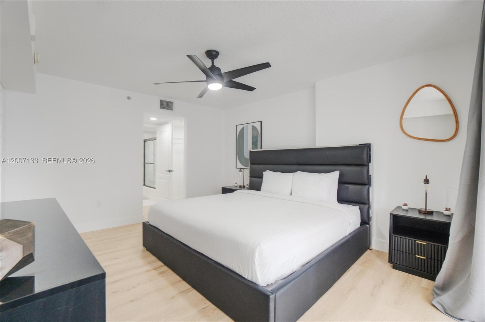 1200 Brickell Bay Dr #1907, Miami FL 33131