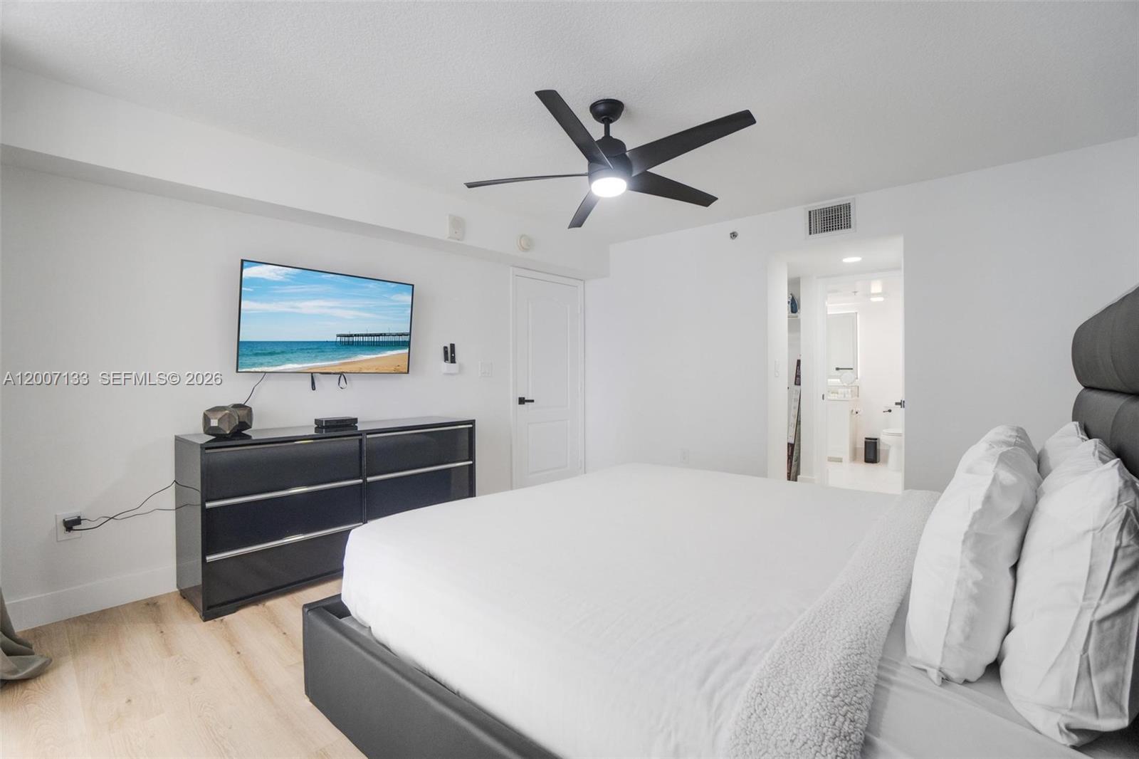 1200 Brickell Bay Dr #1907, Miami FL 33131