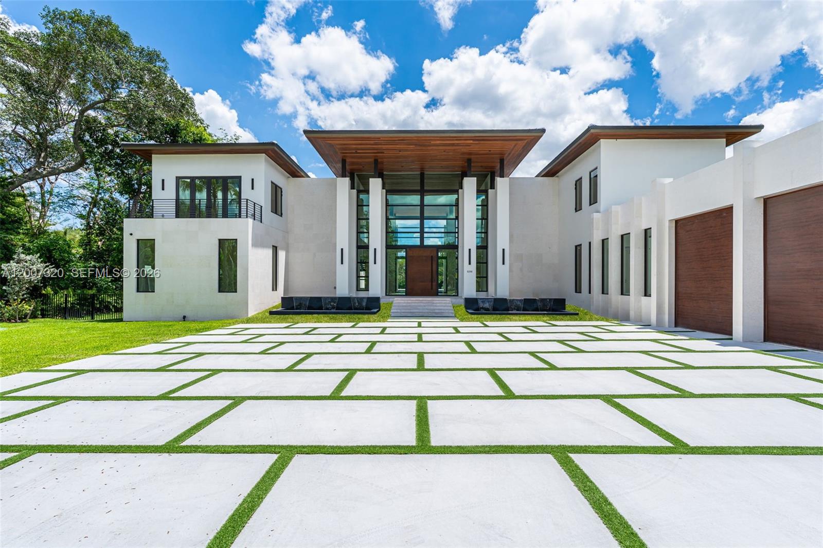 6290 Chapman Field Dr, Pinecrest FL 33156