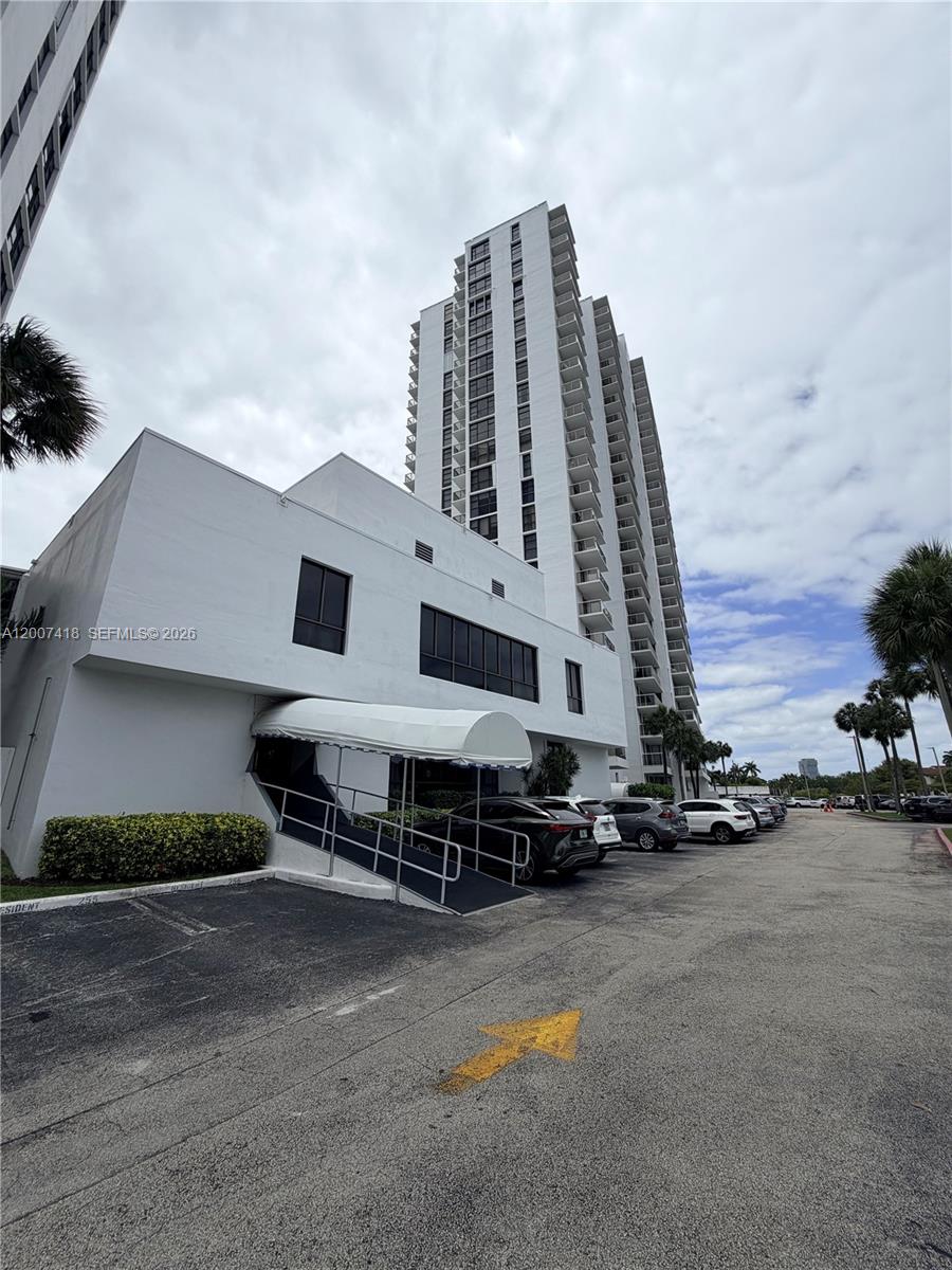 3701 N Country Club Dr #607, Aventura FL 33180