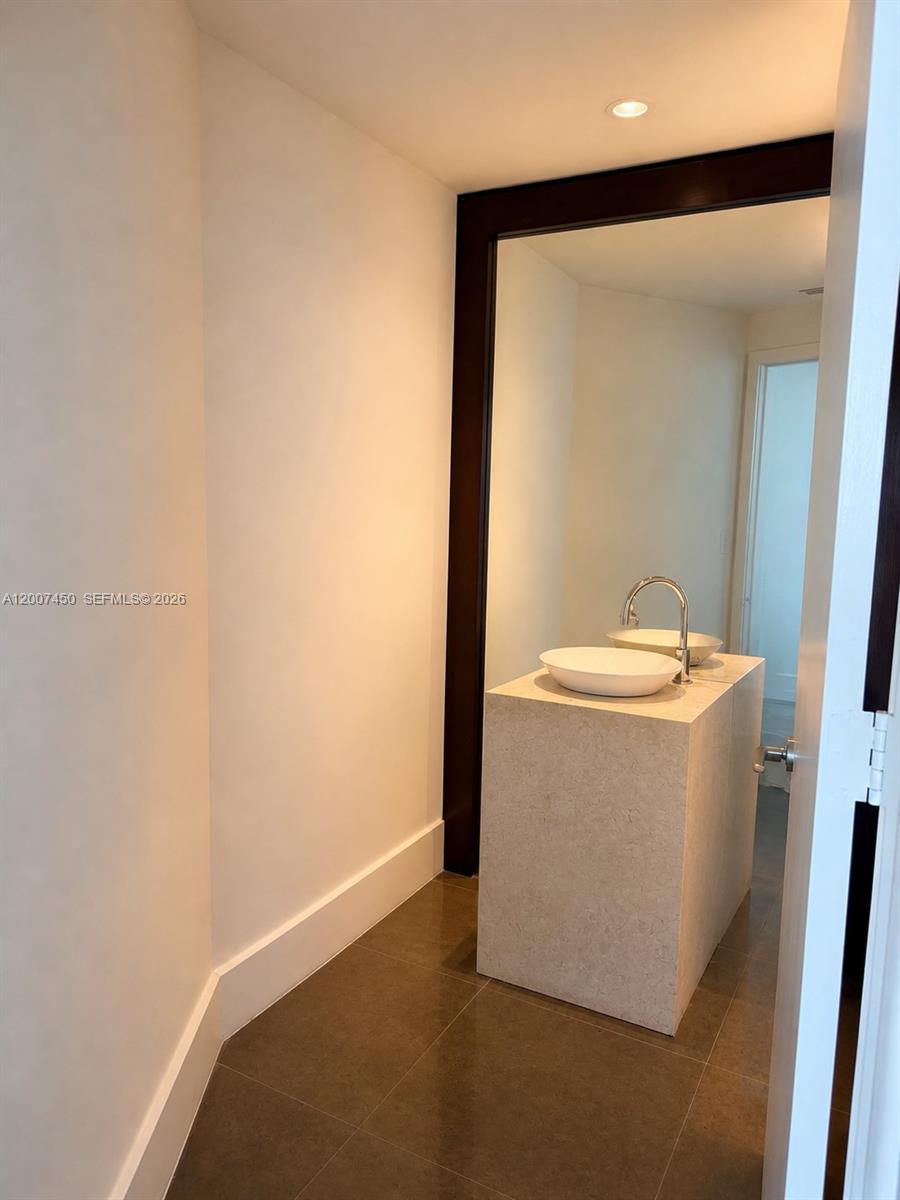 300 S Pointe Dr #3204, Miami Beach FL 33139