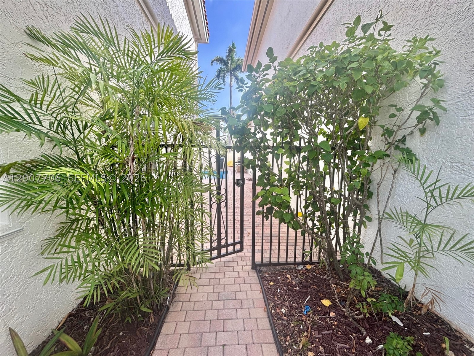 1141 Waterside Ln, Hollywood FL 33019