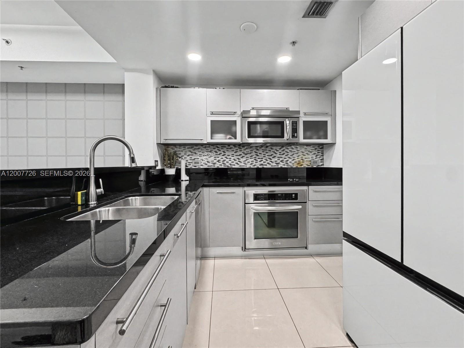 253 NE 2nd St #1003, Miami FL 33132