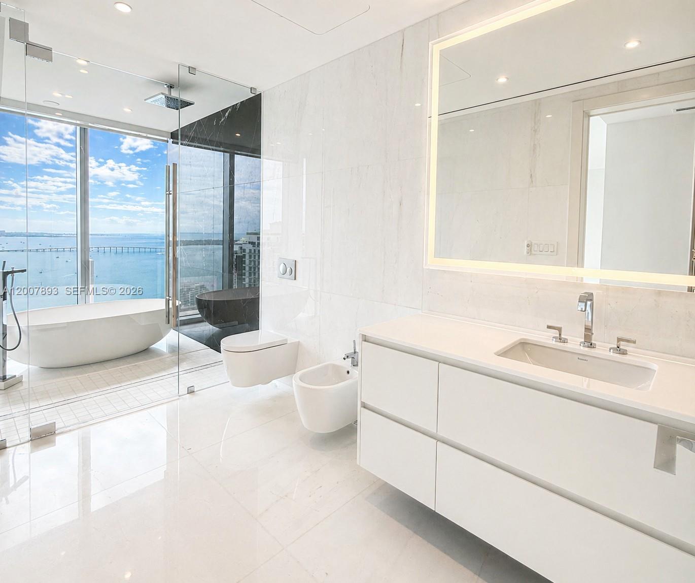 300 Biscayne Boulevard Way #4201E, Miami FL 33131