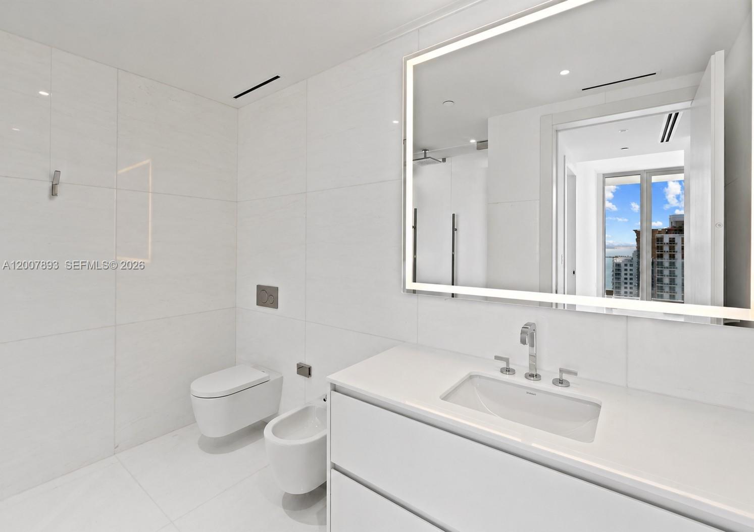300 Biscayne Boulevard Way #4201E, Miami FL 33131