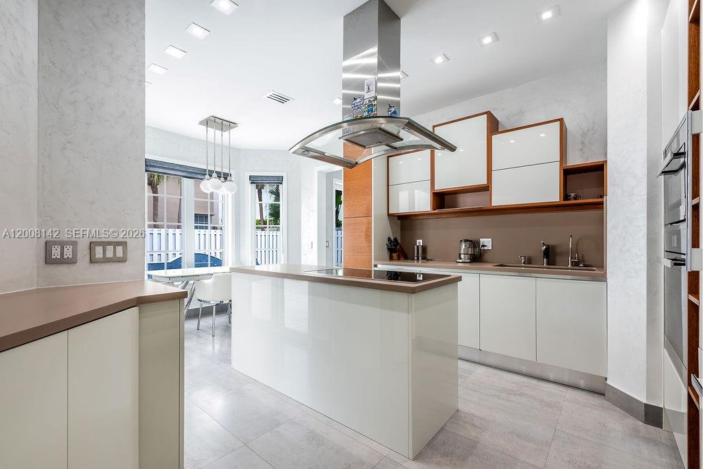 3949 194th Ln, Sunny Isles Beach FL 33160