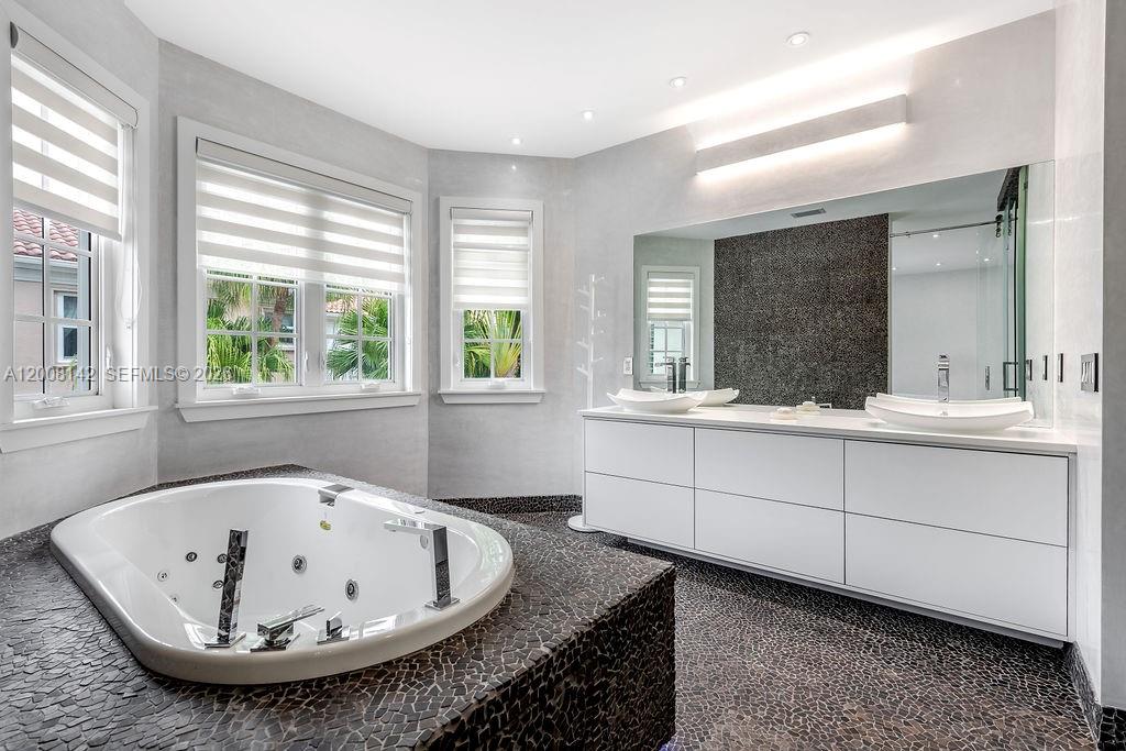 3949 194th Ln, Sunny Isles Beach FL 33160