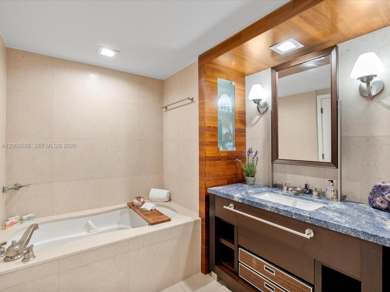6801 Collins Ave #1402 Door 1412 L, Miami Beach FL 33141
