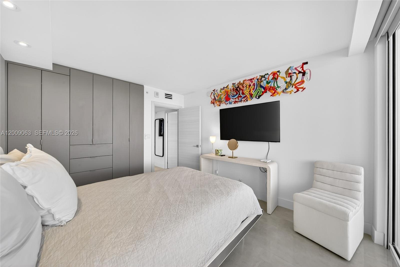 400 S Pointe Dr #2009, Miami Beach FL 33139