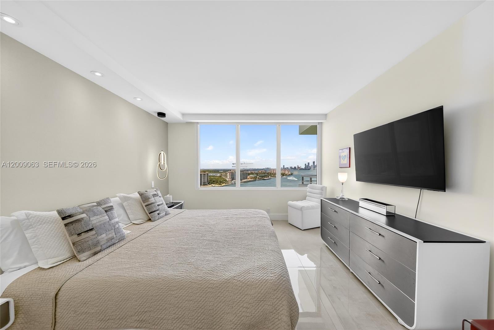 400 S Pointe Dr #2009, Miami Beach FL 33139