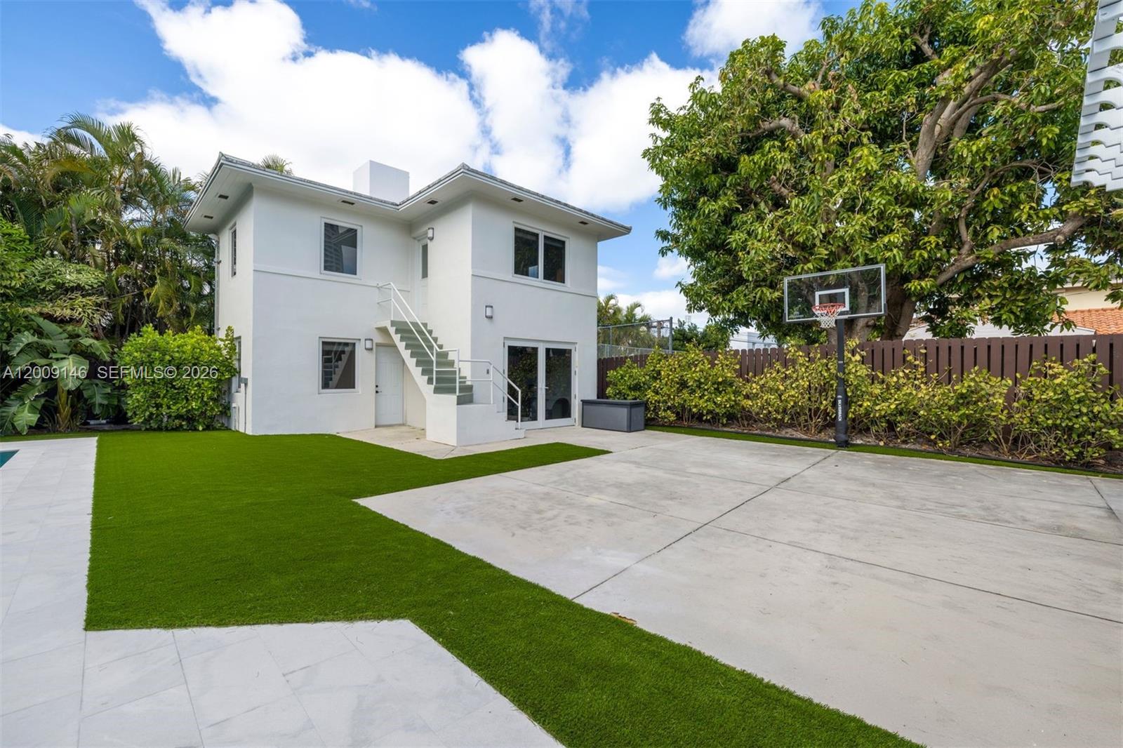 4340 Pine Tree Dr, Miami Beach FL 33140