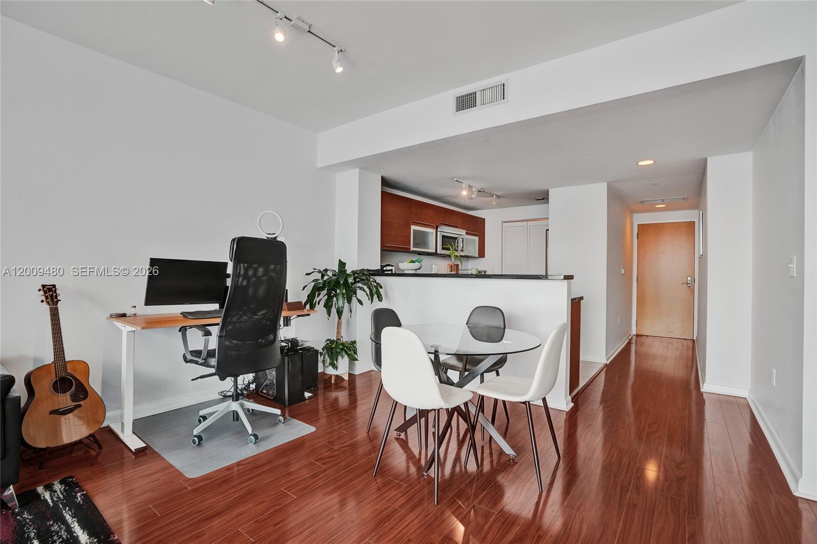 253 NE 2nd St #3304, Miami FL 33132
