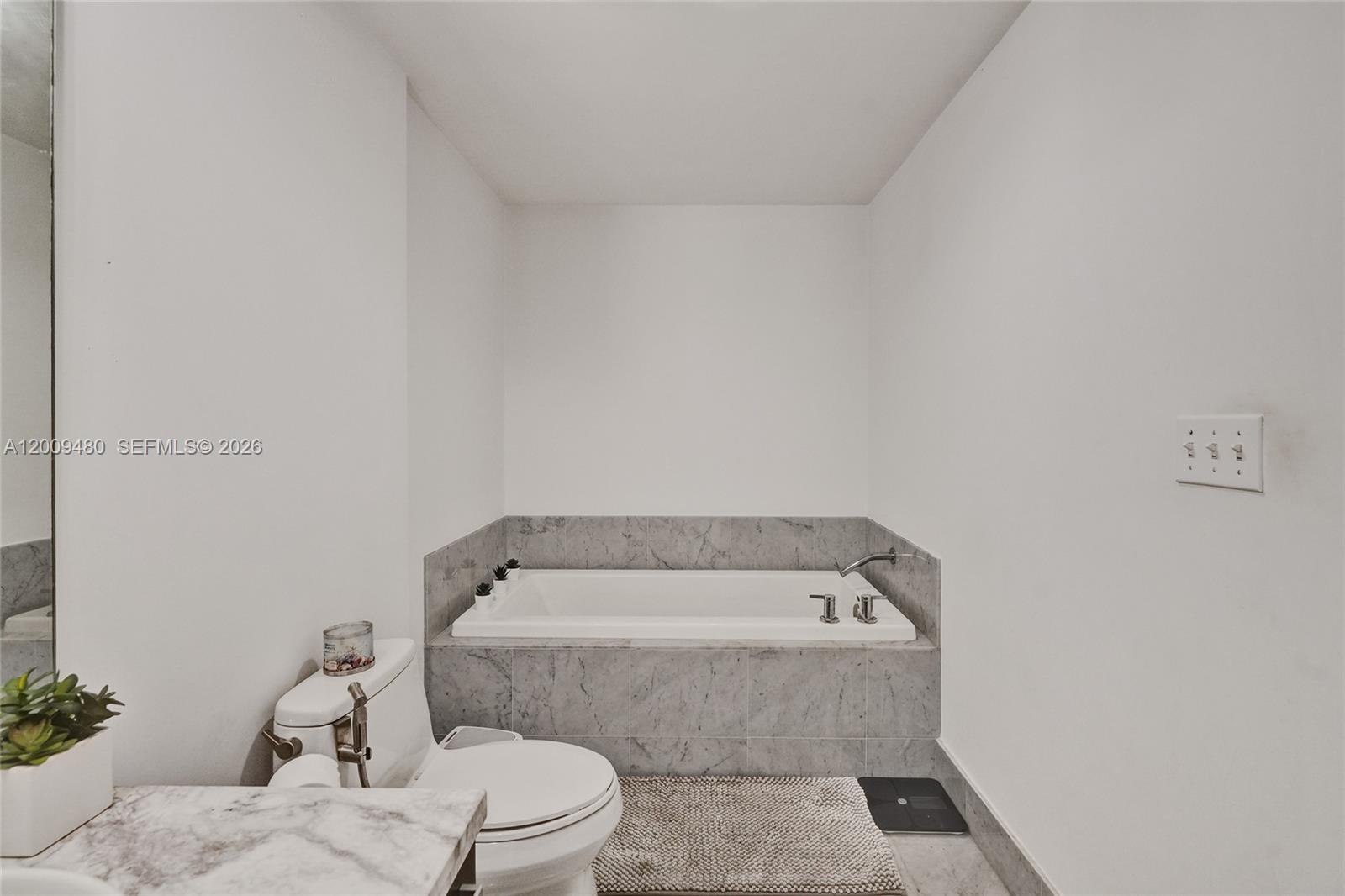 253 NE 2nd St #3304, Miami FL 33132