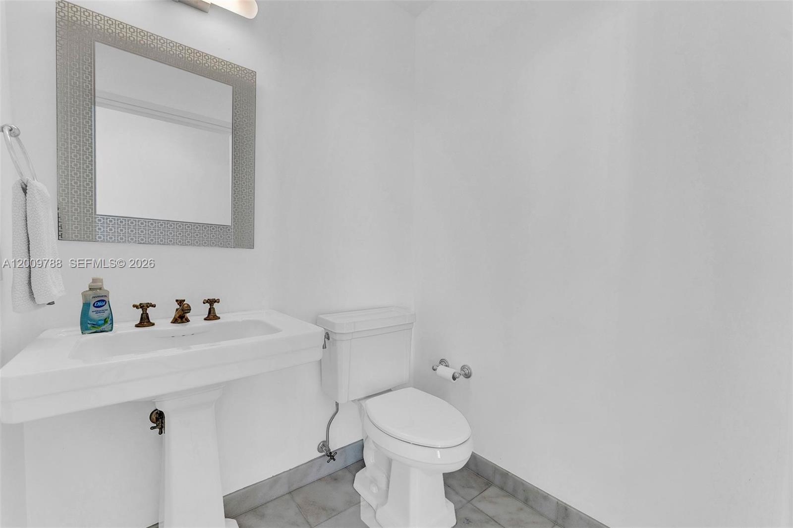50 S Pointe Dr #2102, Miami Beach FL 33139