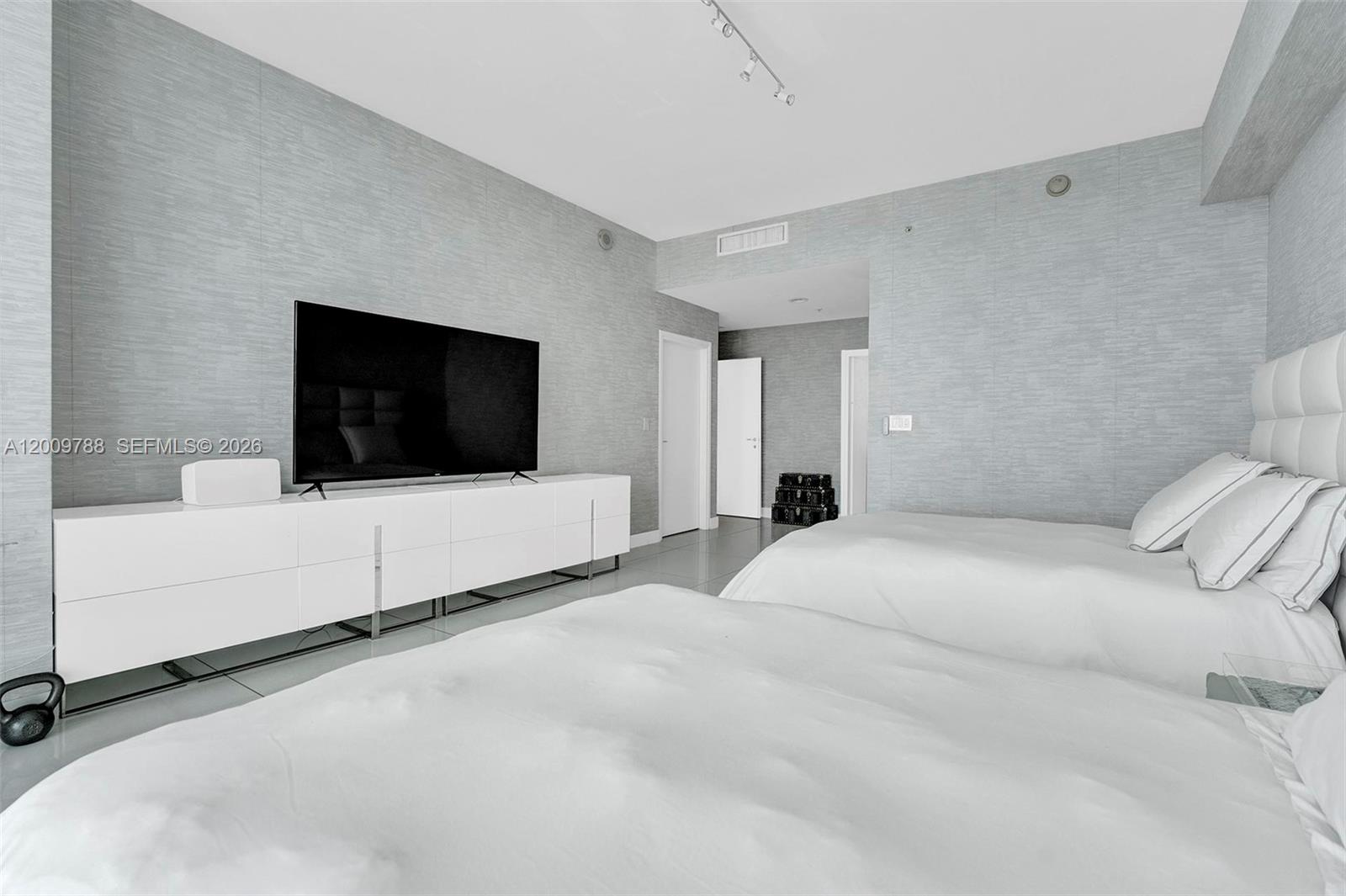 50 S Pointe Dr #2102, Miami Beach FL 33139
