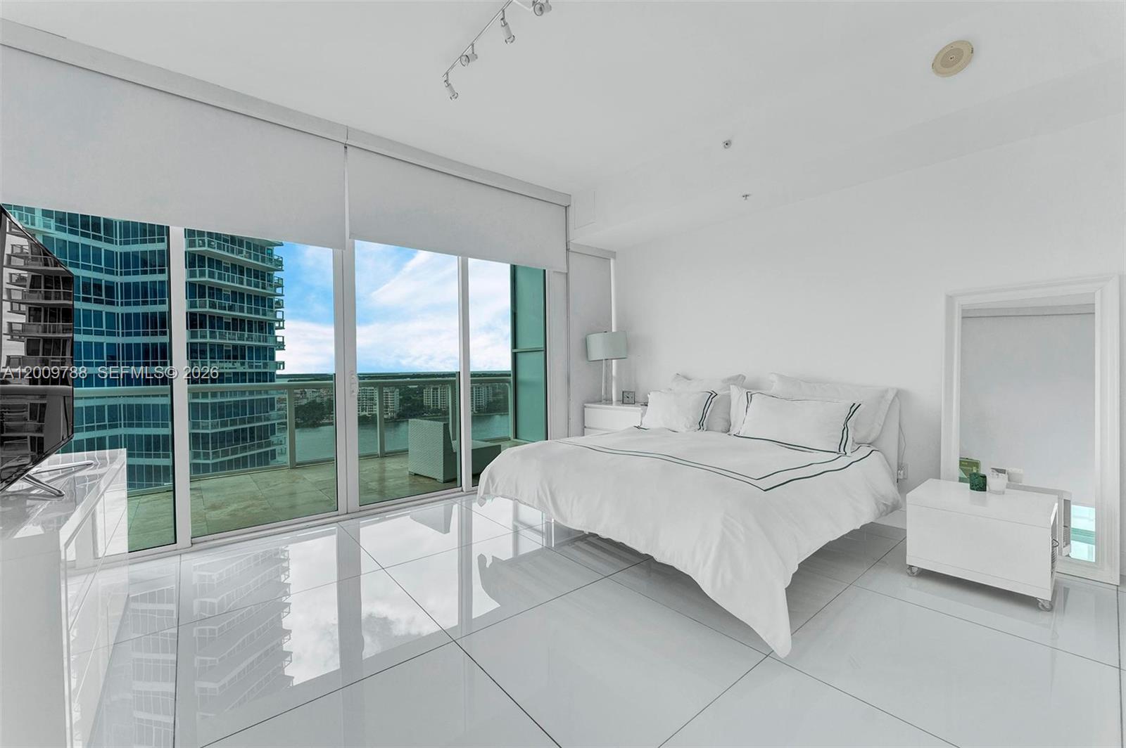 50 S Pointe Dr #2102, Miami Beach FL 33139
