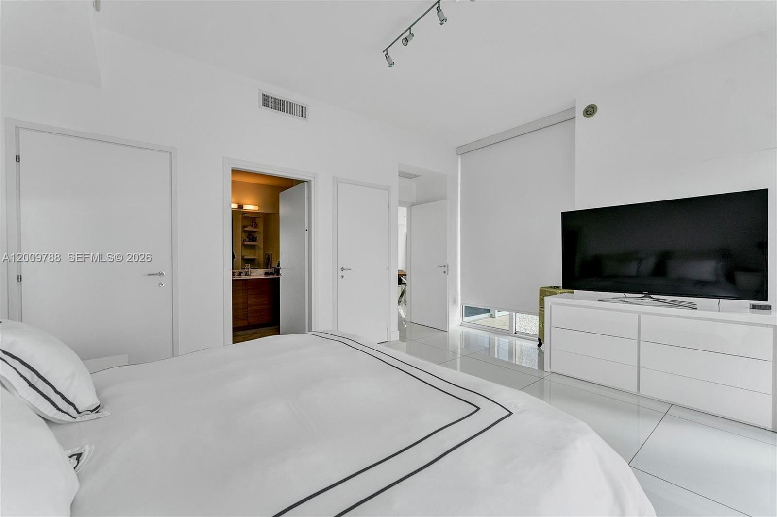 50 S Pointe Dr #2102, Miami Beach FL 33139