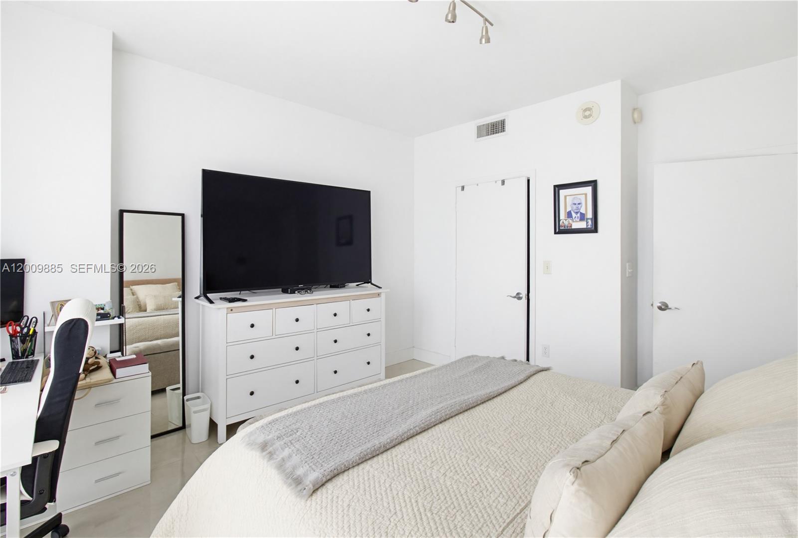 253 NE 2nd St #2005, Miami FL 33132
