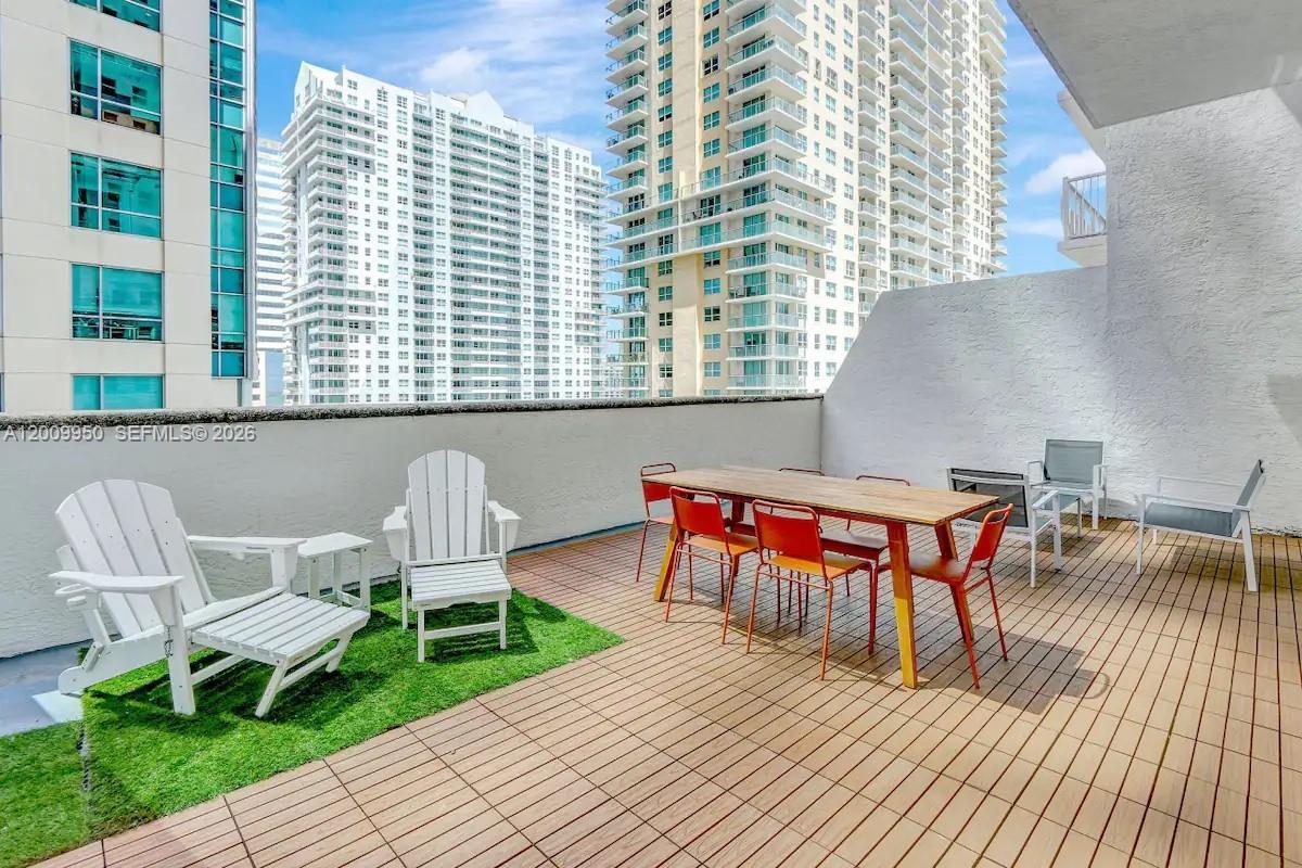 1200 Brickell Bay Dr #1404, Miami FL 33131