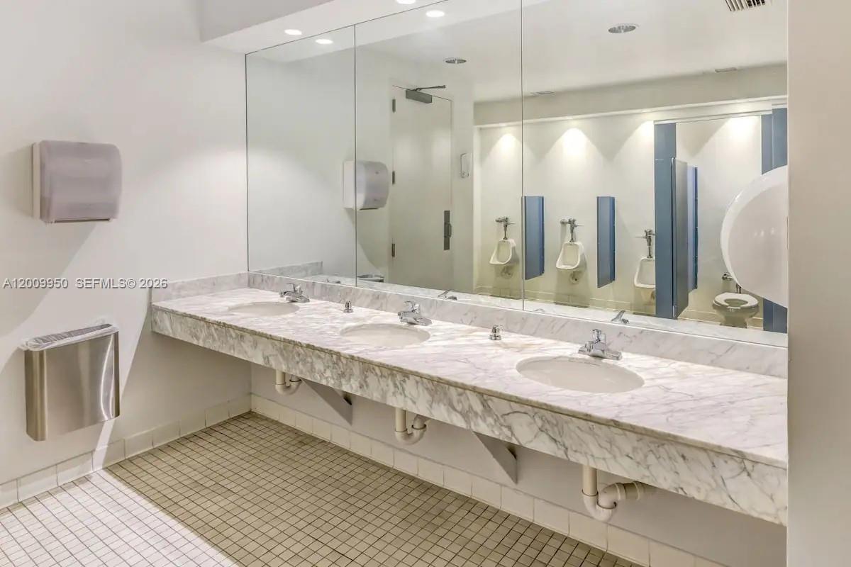 1200 Brickell Bay Dr #1404, Miami FL 33131