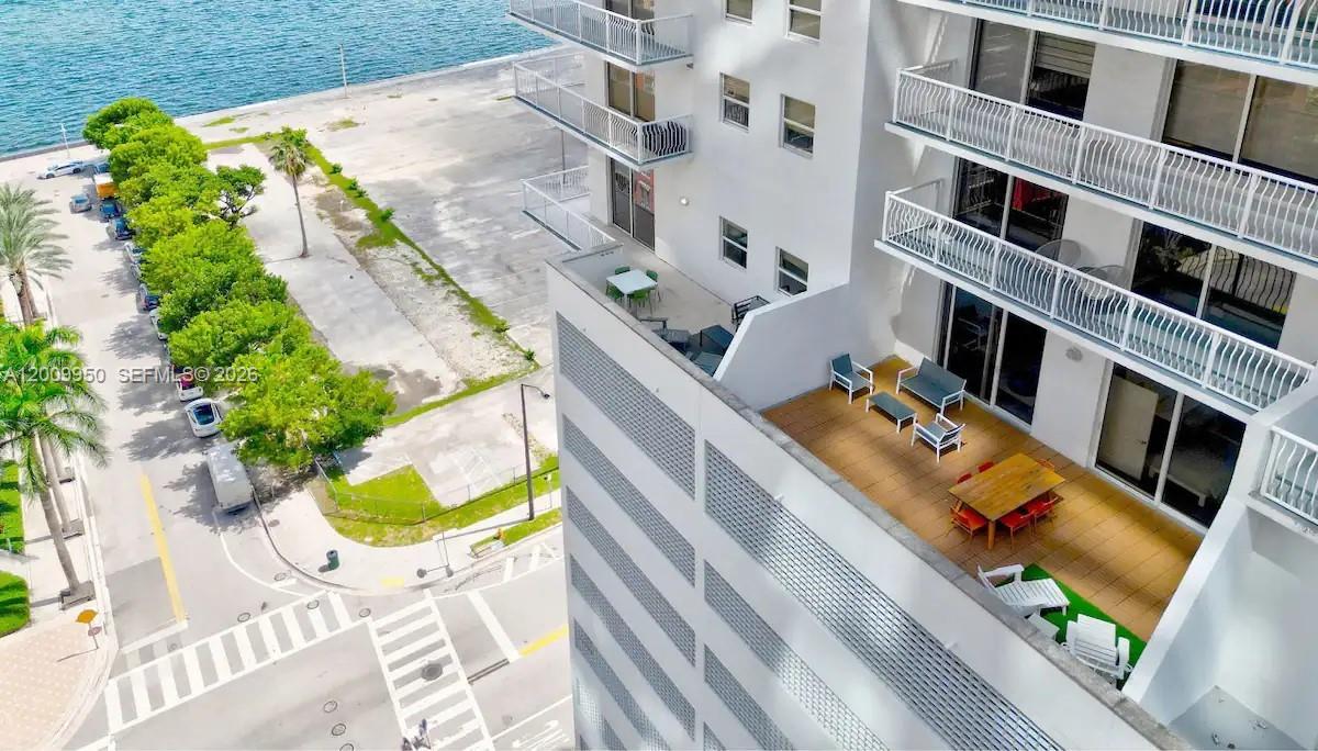 1200 Brickell Bay Dr #1404, Miami FL 33131