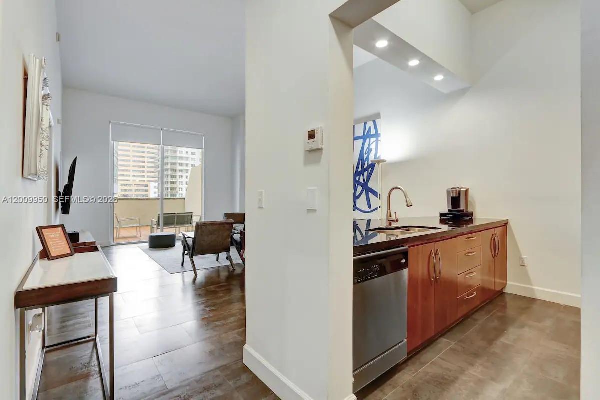 1200 Brickell Bay Dr #1404, Miami FL 33131