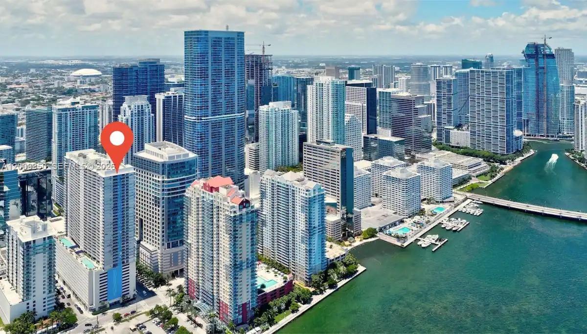 1200 Brickell Bay Dr #1404, Miami FL 33131