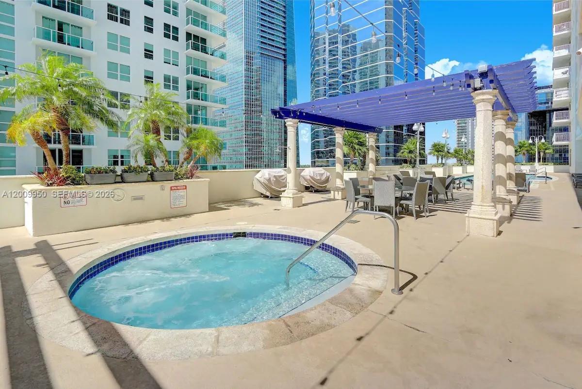 1200 Brickell Bay Dr #1404, Miami FL 33131