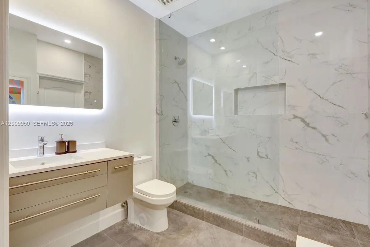 1200 Brickell Bay Dr #1404, Miami FL 33131