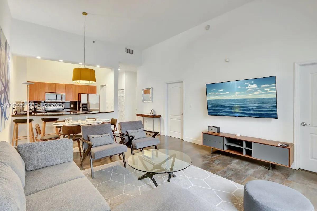 1200 Brickell Bay Dr #1404, Miami FL 33131