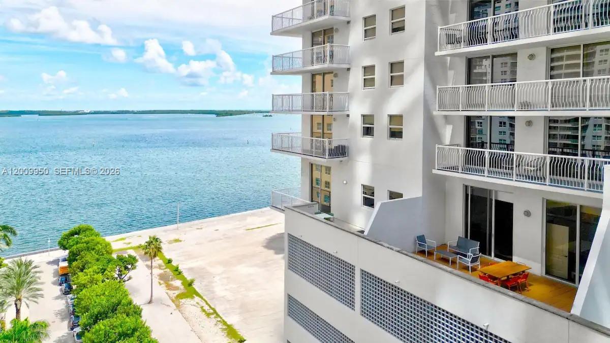 1200 Brickell Bay Dr #1404, Miami FL 33131
