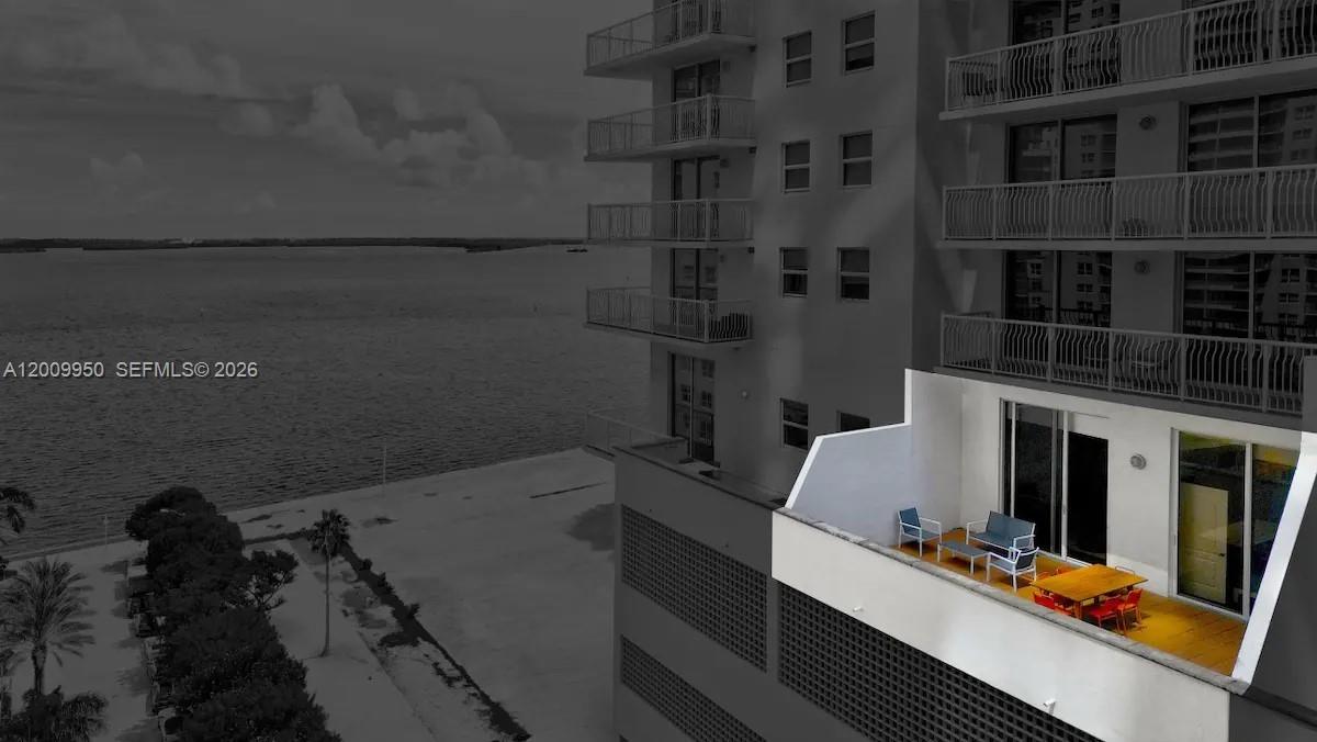 1200 Brickell Bay Dr #1404, Miami FL 33131