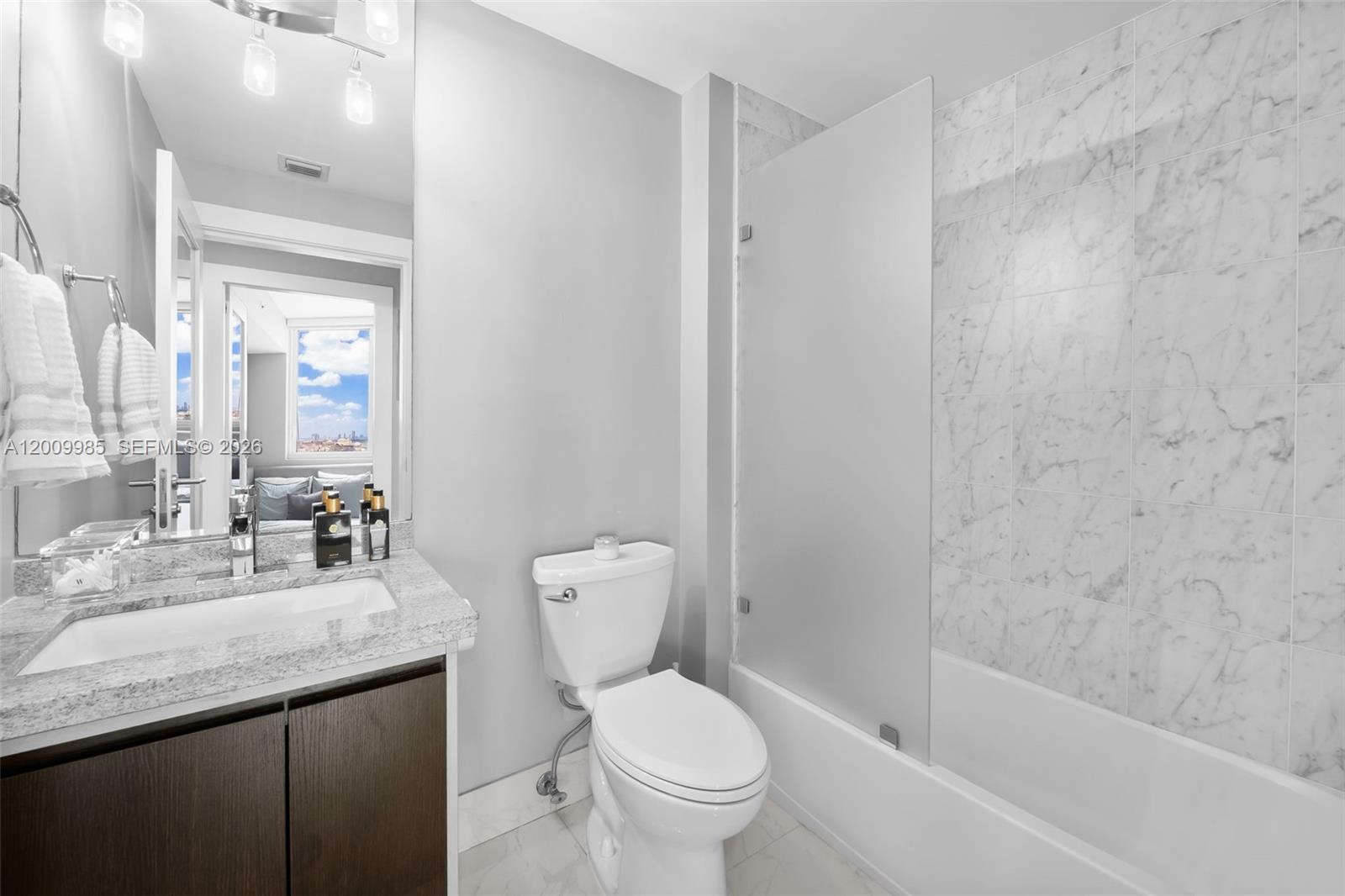 253 NE 2nd St #2503, Miami FL 33132