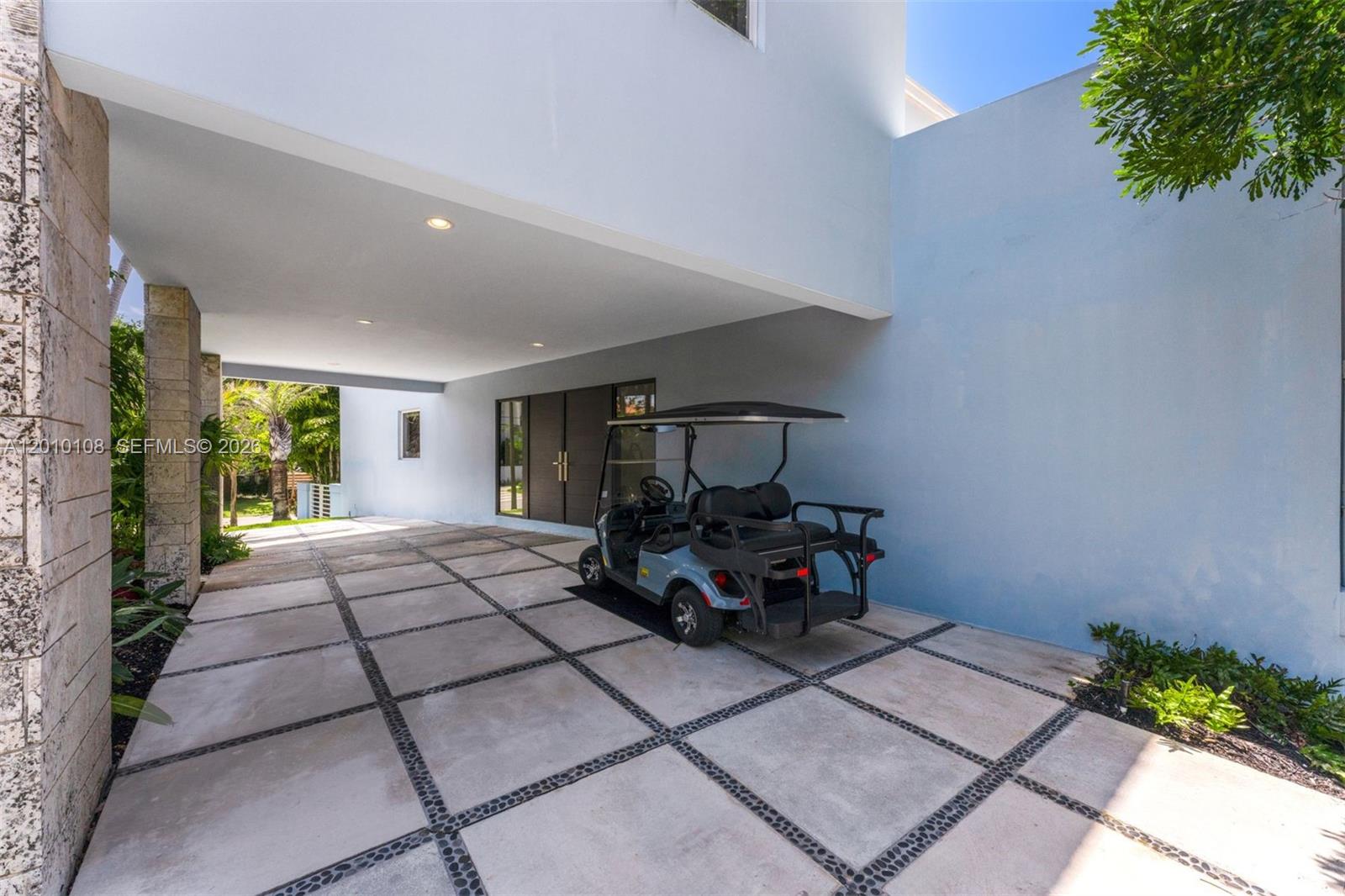690 Warren Ln, Key Biscayne FL 33149