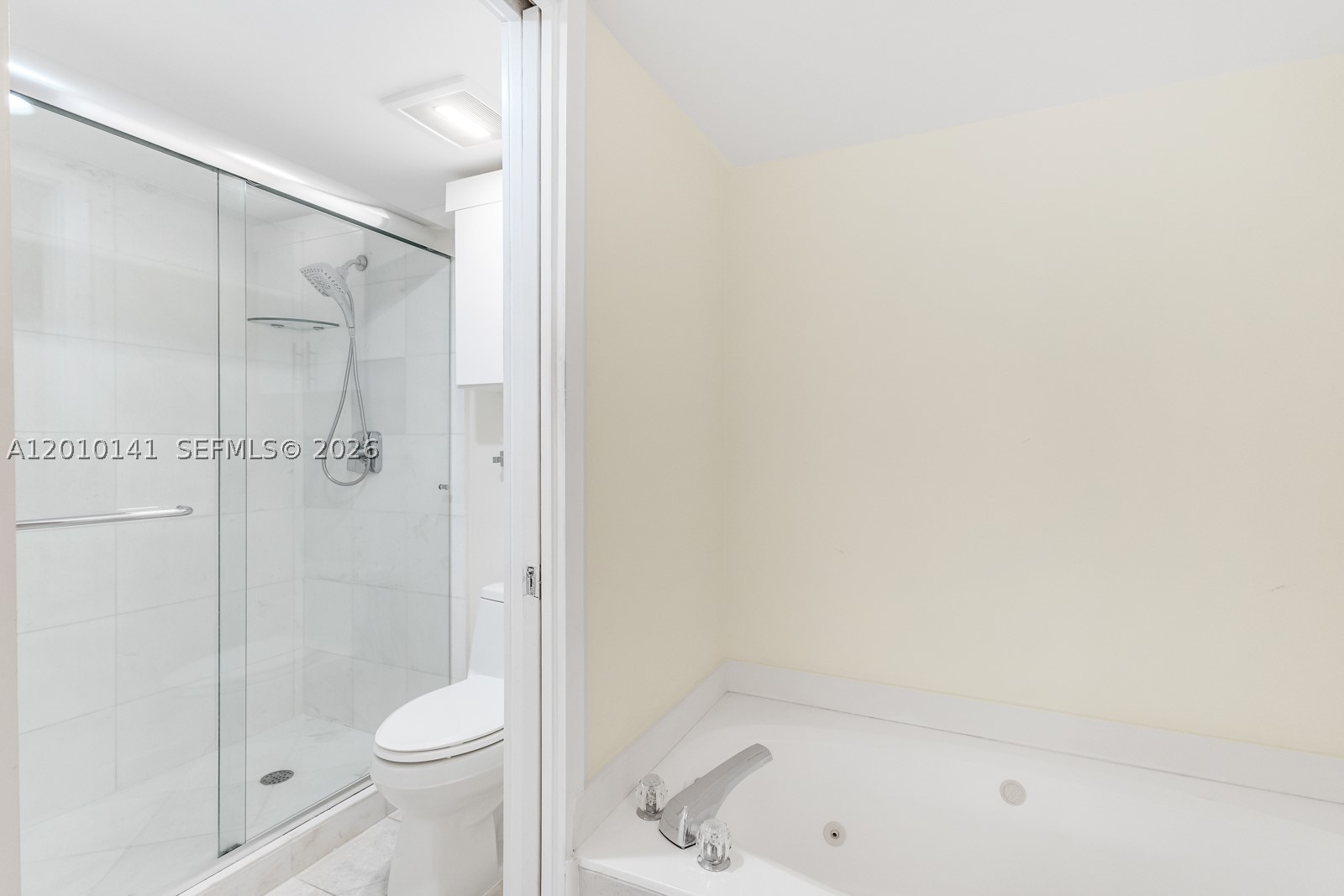 3500 Mystic Pointe Dr #302, Aventura FL 33180