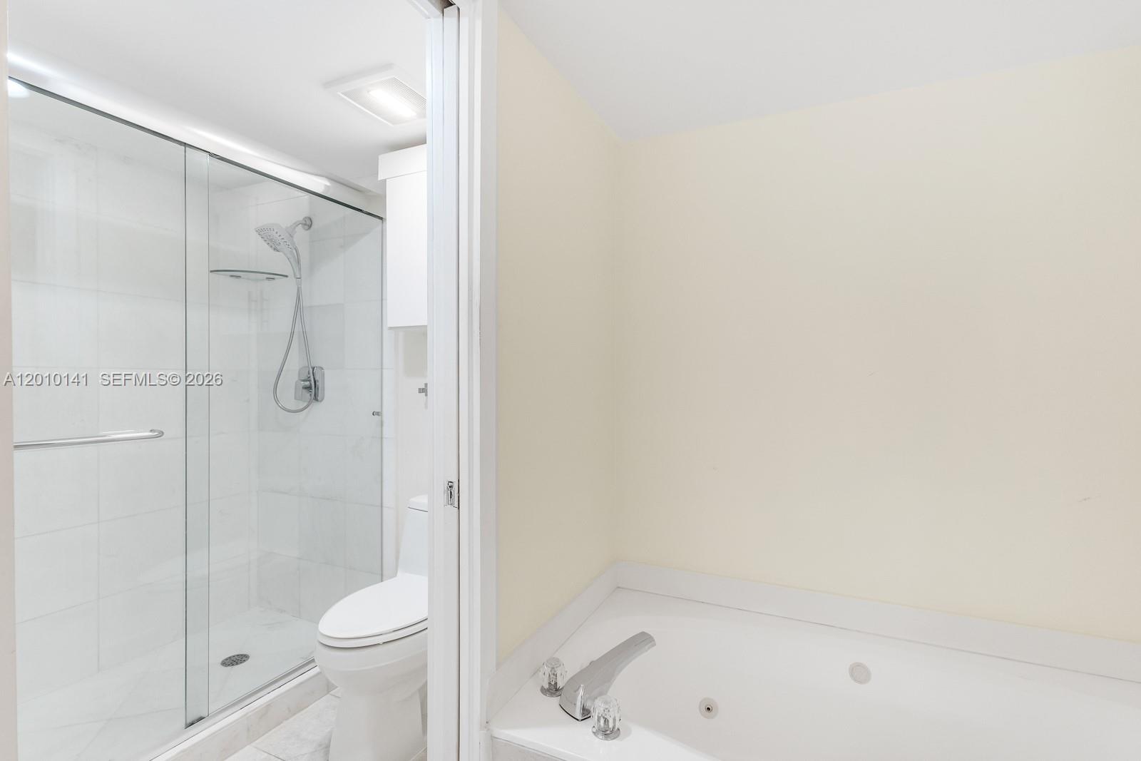 3500 Mystic Pointe Dr #302, Aventura FL 33180