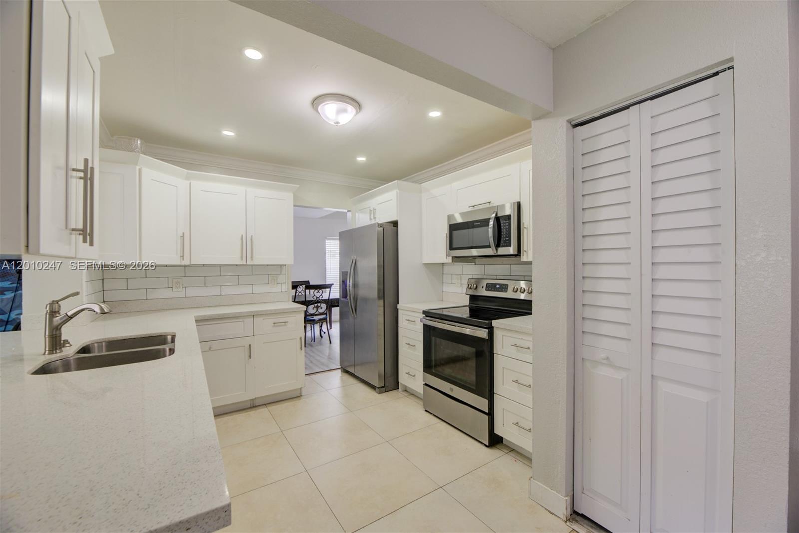 7454 NW 48th Pl, Lauderhill FL 33319