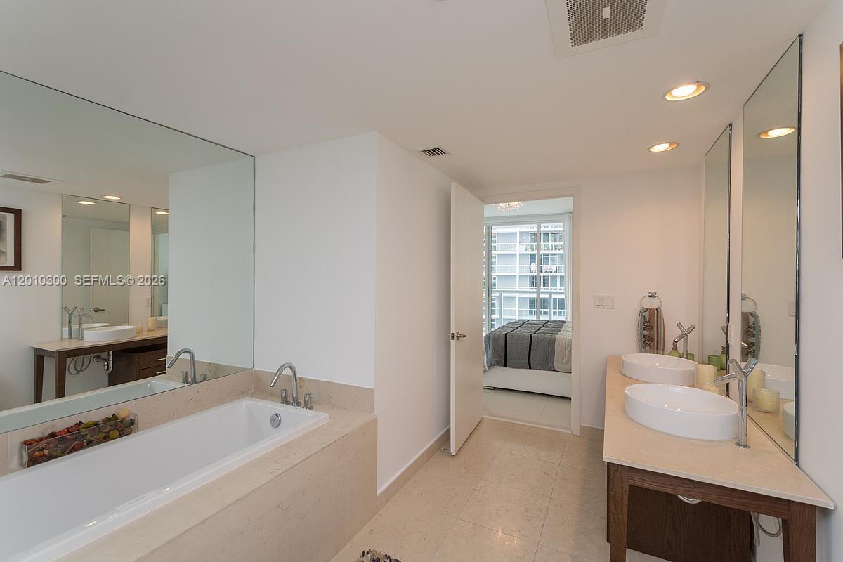 495 Brickell Ave #3710, Miami FL 33131